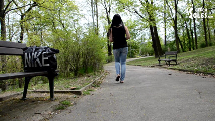 Czech Soles - foot fetish content: Bosé žabky v parku