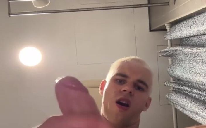 Max_Russell: Eu fui ao banheiro em um albergue e decidi me...