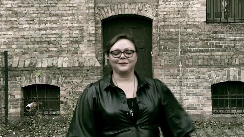 Mistress April: Dominatrix Mistress April clean up in cell 45
