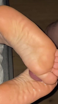 Pantat awek montel seksi dan pancutan mani di tapak pepek berminyak