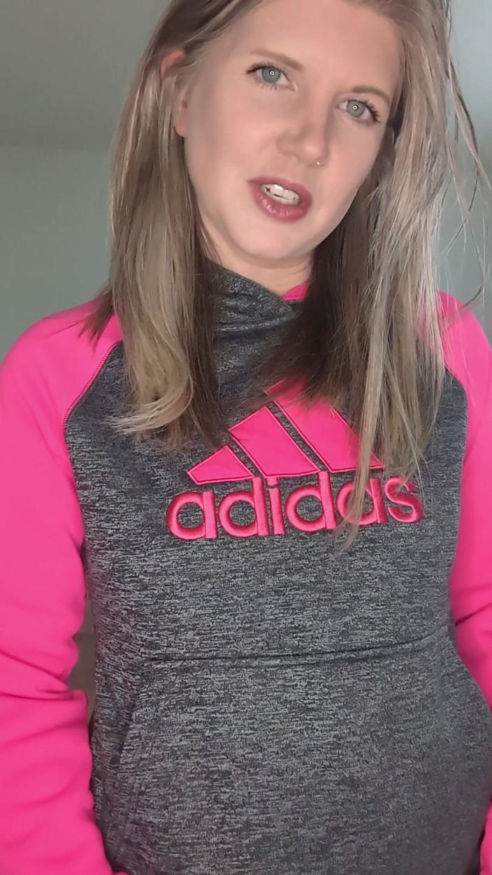 Housewife Ginger: Con capucha, striptease en instrucciones de paja