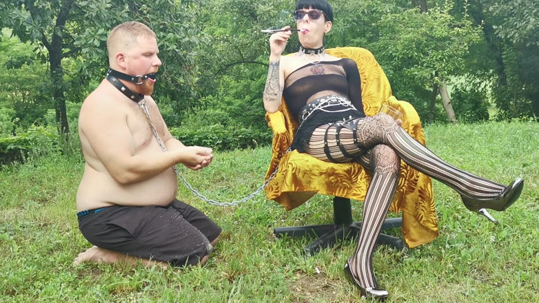Beth Kinky: 義理の叔父を屋外の灰皿として使用する