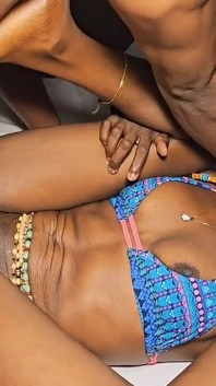 Bad Lagos Girl vibrovaná a ošukaná kundičkou velkým černým pérem