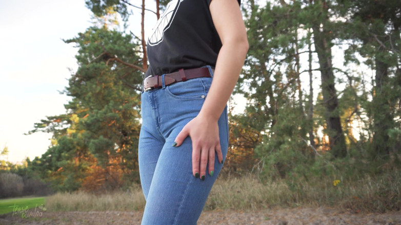Teasecombo 4K: Stepsis Teases Cameltoe Pussy in Blue Jeans Outdoors