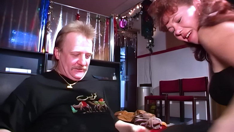Deutschland Porno X: Những con đĩ hứng tình bú cu và hứng tinh lên...