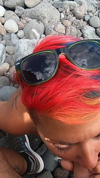 La mia moglie nuda dai capelli corti succhia il mio cazzo all'aperto su una spiaggia
