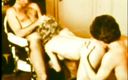 Vintage Usa: Une blonde poilue baise dans un trio déjanté