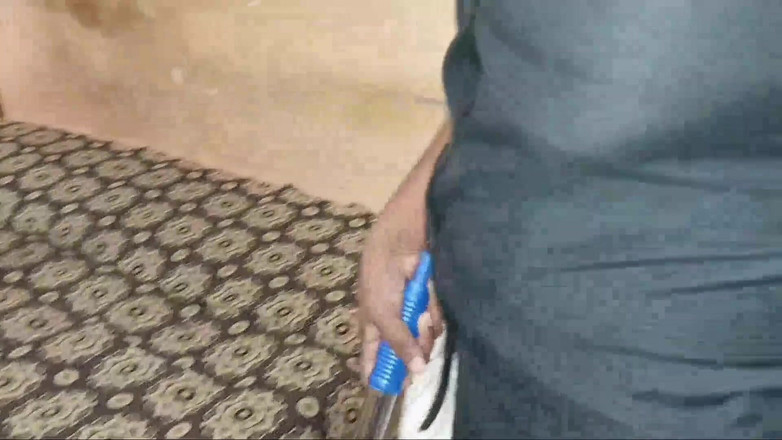 Apple Porn: Frumoasă servitoare indiană se fute pentru prima dată