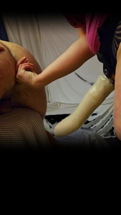 Skowirowi: Si scopa il suo ragazzo nel culo con un grosso...