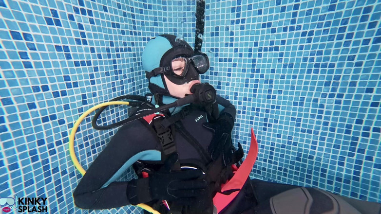 UKCuteGirl Lucy Lauren: Scuba Wank &amp; Orgasme Bawah Air
