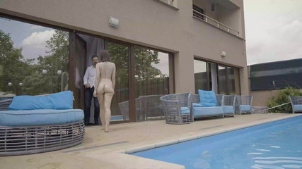 MILF and Big Wet Tits XXX: havuzda azgın ve çırılçıplak soyunuyor ve sikişmek için içeri giriyor