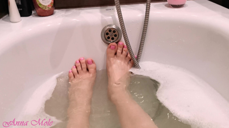 Anna Mole: I take a bath and show off my gorgeous legs.