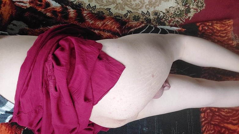 Kitty_Cross: Youtube модель crossdresserkitty перед кінчанням мастурбує милий член між білих гладких ніг для гарячого кінчання в наступних відео