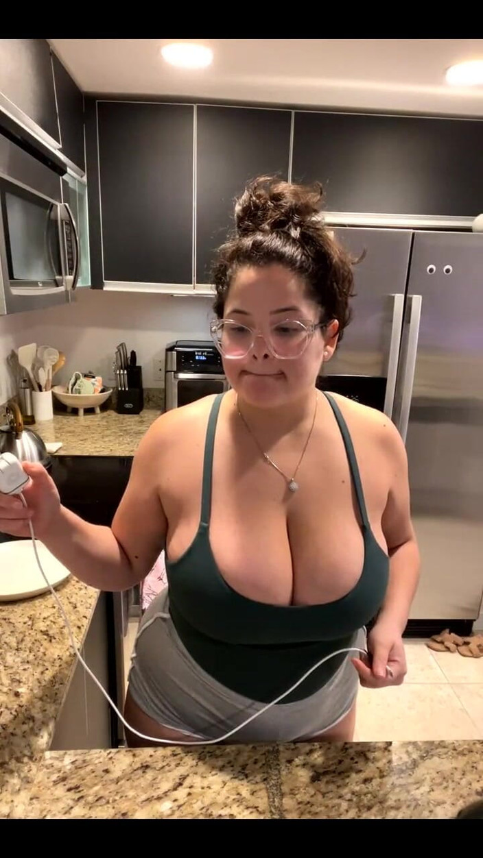 Dani Valentina: Live Stream với Dani Valentina