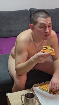 Ăn pizza yêu thích của tôi và xem cử nhân trên tv hoàn toàn khỏa thân
