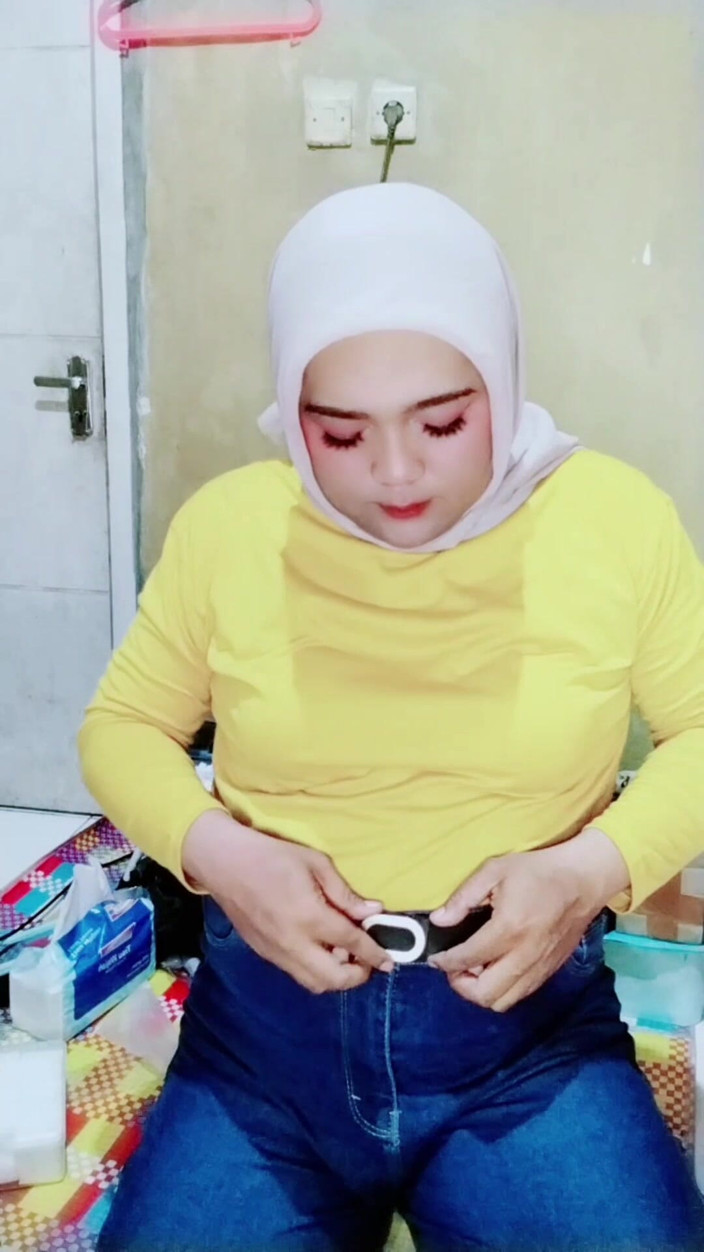 Ivvy Crossdresser: Ivvy Hijab แต่งตัวข้ามเพศ, ใส่กางเกงยีนส์ แล้วก็ช่วยตัวเอง