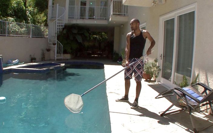 Kick Ass Pictures: Riley Reid v bazénu Chlap znovu útočí