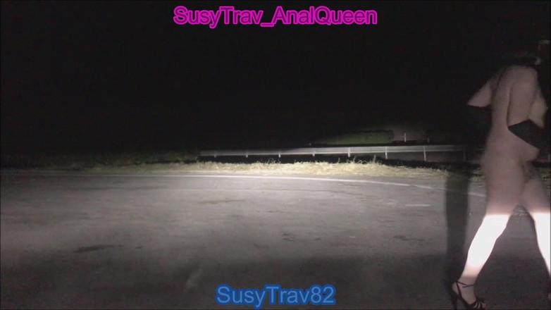 SusyTrav_AnalQueen: 我在公共街道上的第一次脱衣舞