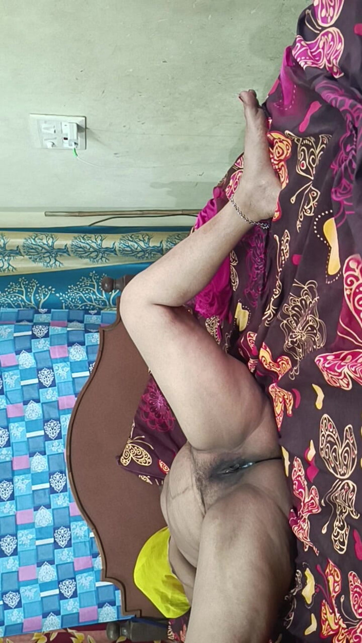 Desigirlsiri: Desi quente madrasta quente vaca menina fodendo enquanto chupa buceta...