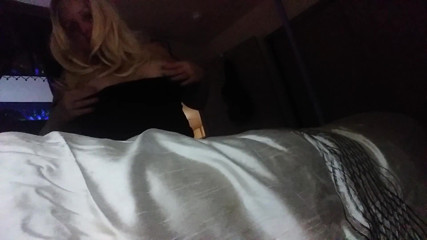 Love Studio: Rubia tetona se masturba en la cama