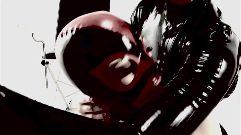 Kinky Porn Freaks: Acțiune cu orgie pentru gagici în latex