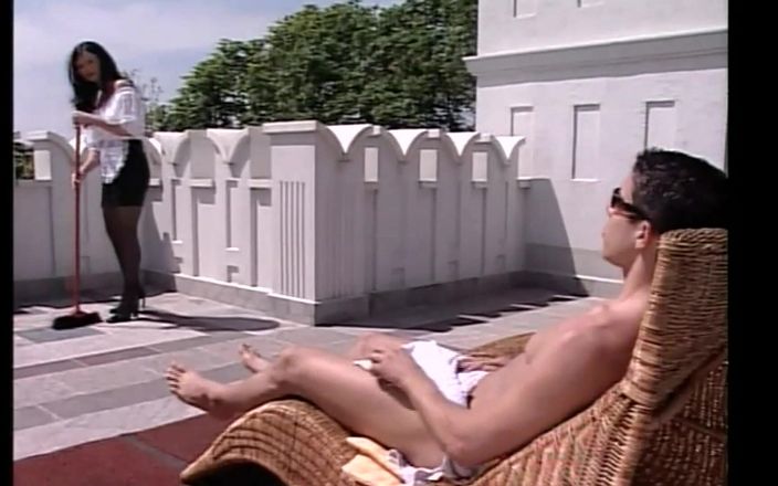 Vintage megastore: Kahverengi çoraplı ve gözlüklü harika esmer İtalyan klasik porno videosunda kanepede sikiliyor