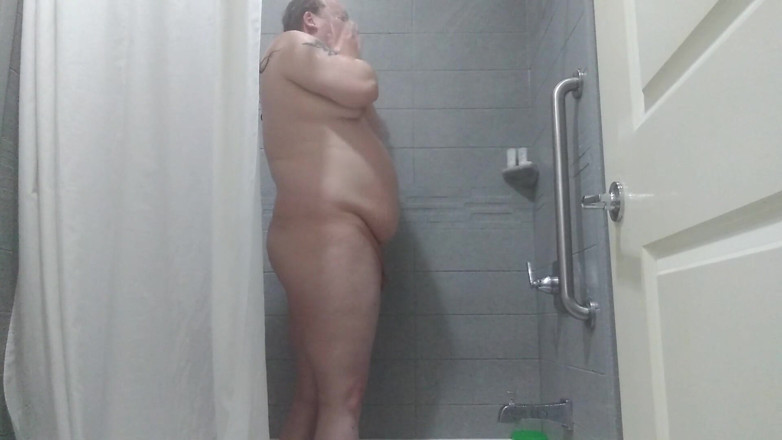 Via Love: Première vidéo sous la douche
