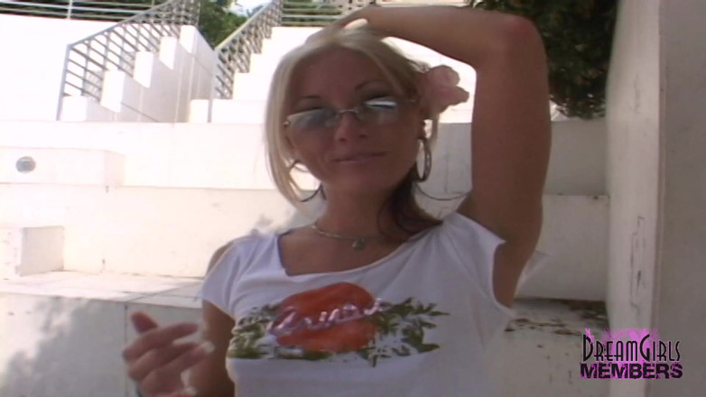 Dream Girls: Pokaz cipki na świeżym powietrzu i masturbacja