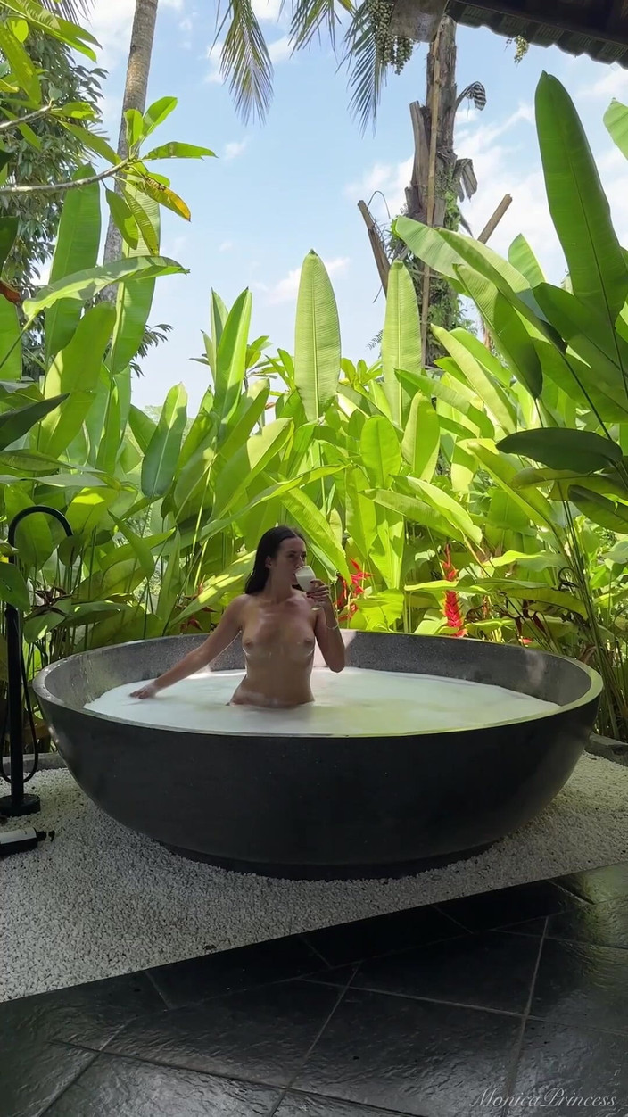Princess Monica: 在热辣的丛林浴中赤身裸体地和我一起疯狂