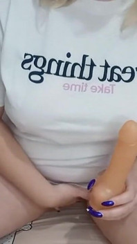 Cabalgando consolador en camiseta blanca