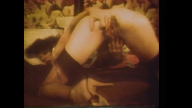 The Unforgettable: De slet masturbeert