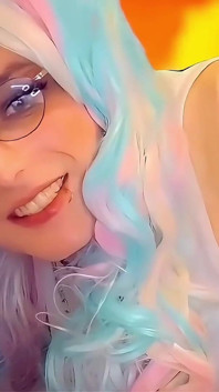 Cosplay awek transeksual bertetek besar yang hidup sebagai hamba seks