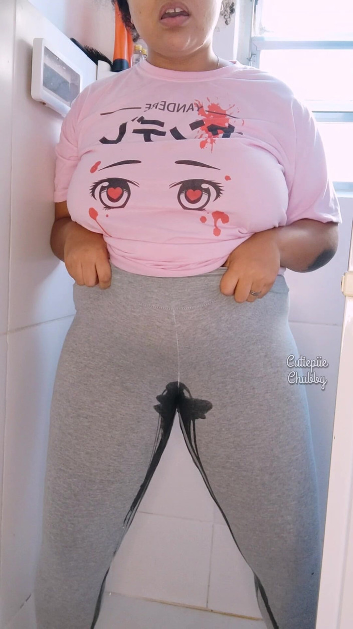 Cutiepiie Chubby: BBWエボニーがレギンスにおしっこをする