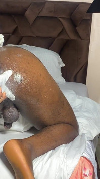 Puño esa salvaje tetona con las manos en la cama