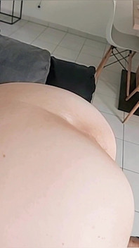 Kongkek dubur dalam sudut pandangan pertama dengan pancutan muka yang baik