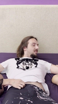 Allenamento anale e stretching per due ragazze in un letto