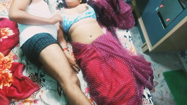 Manjushukla: Piękny indyjski Bhabhi w czerwonym kolorze Sari.