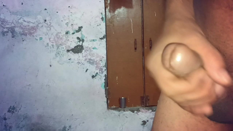 Luckky: 누가 내 두껍고 긴 페니스를 빨게 될까요?