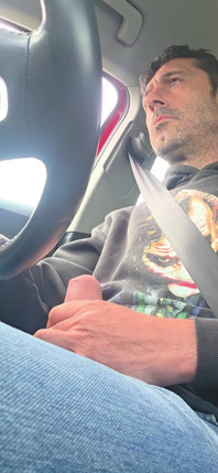 Un tip hetero se excită și se masturbează în timp ce conducea, aproape că a fost prins