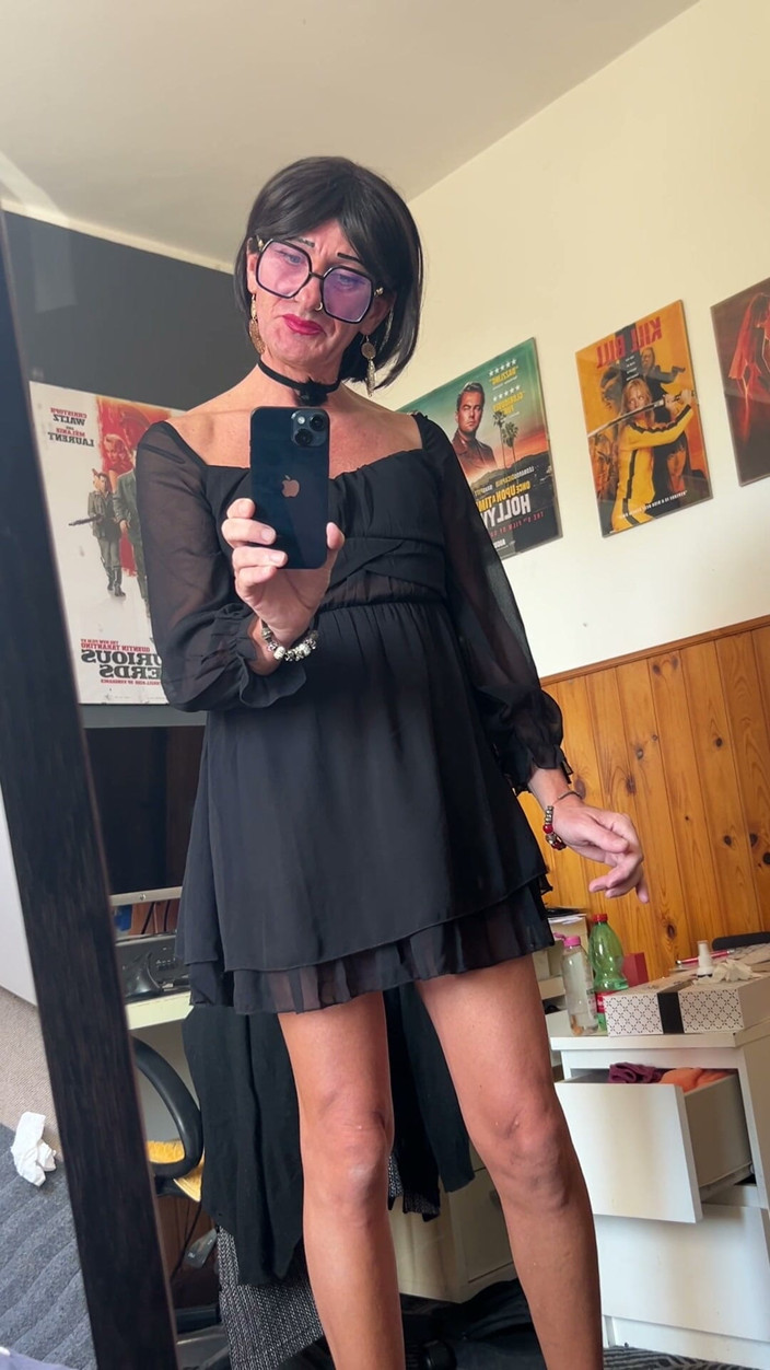 Andreina Naty: 鏡の前でのセクシーな歩き方 01