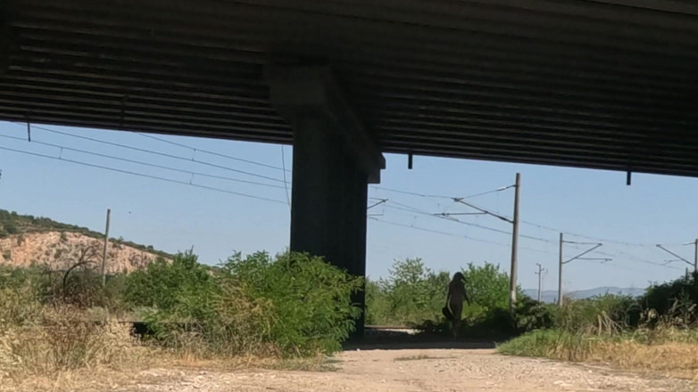 Za Za: Escravo Tih Mostra Sua Buceta E Mamas Sob A Ponte