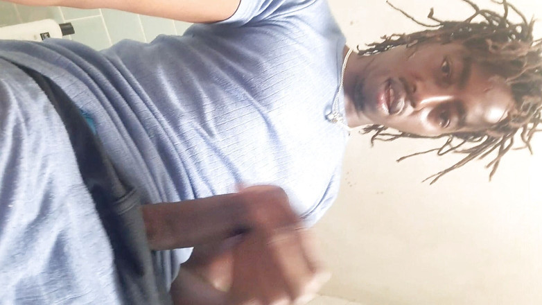 Big black cock BBCee: Büyük zenci yarağı banyoda sinsice mastürbasyon yapıyor