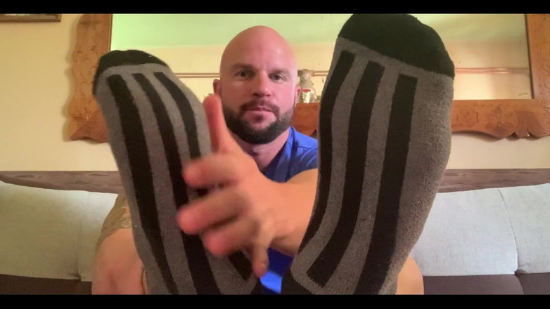 Jasons feet: ‪i Bring You Over to My Grandparents House.