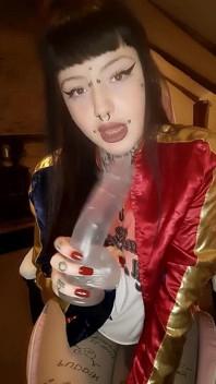 Harley Quinn succhia e scopa