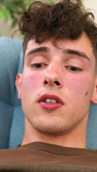 Sexy 18letý Twink hrany svého obrovského ptáka ve spodním prádle