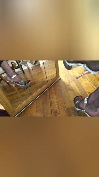 Pantyhose Jasmine: Móng chân màu đỏ quần tất đen. Vuốt ve con cu của...