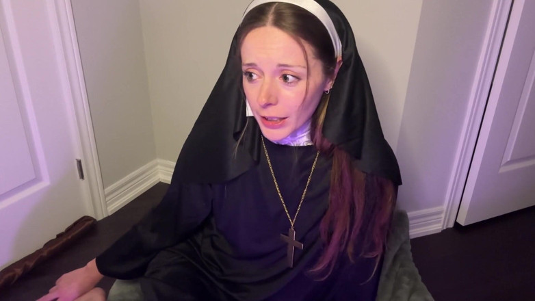 Nadia Foxx: 이 엘리트 수녀원과 떨어져 있기를 바라는 순진한 수녀원은 허용될 이상한 명령을 따라야 합니다!