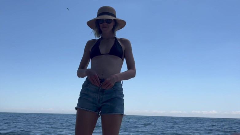 Serenity Cox: Istri nakal ini ngentot sama suami dan temannya di pantai...