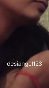 Desi bhabhi kouří, dokud se nevystříká do pusy
