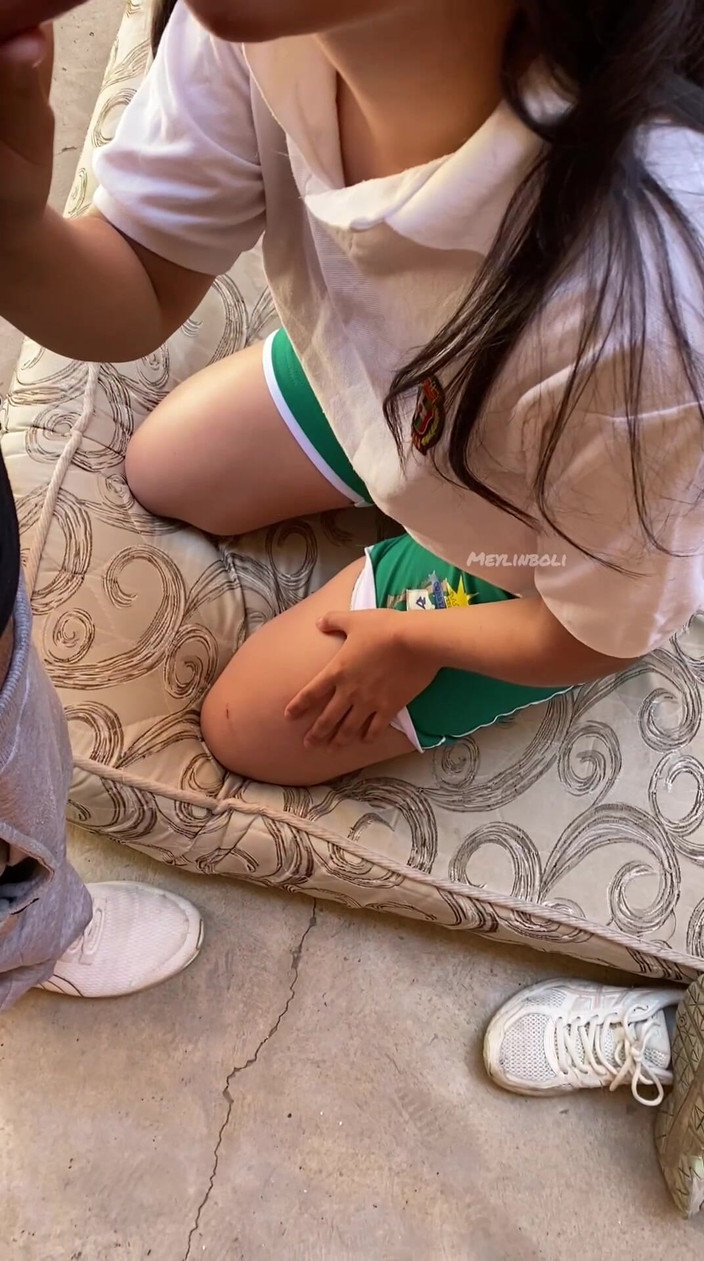MeylinBoli: フルビデオ女子高生が学校で裸になり、クラスメートに犯される